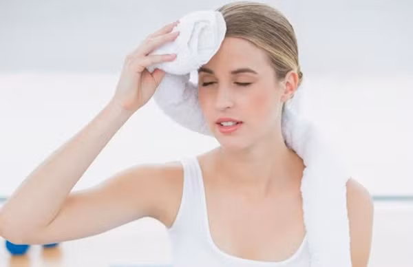 Đổ mồ hôi bất thường theo thời gian: Ban ngày – thiếu khí: Không kể thời tiết nóng lạnh, vận động nhẹ hay cường độ cao, những người này thường đổ mồ hôi nhiều hơn hẳn người khác. Theo Trung y, đây là một biểu hiện của tình trạng thiếu khí. Nhóm người này có triệu chứng suy nhược cơ thể, ít nói, kém ăn, dễ bị cảm mạo.