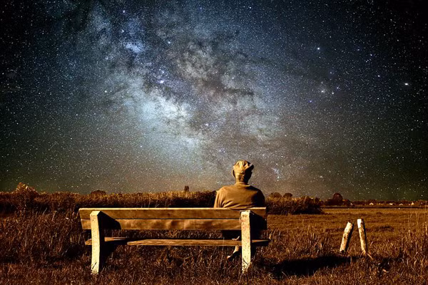 Bên cạnh người quan tâm con thái quá, nhiều người già lại tự trách bản thân không thể cho con cuộc sống sung túc, đủ đầy. Chứng kiến con cái khổ cực, bố mẹ già đau như ngàn mũi kim đâm xuyên.