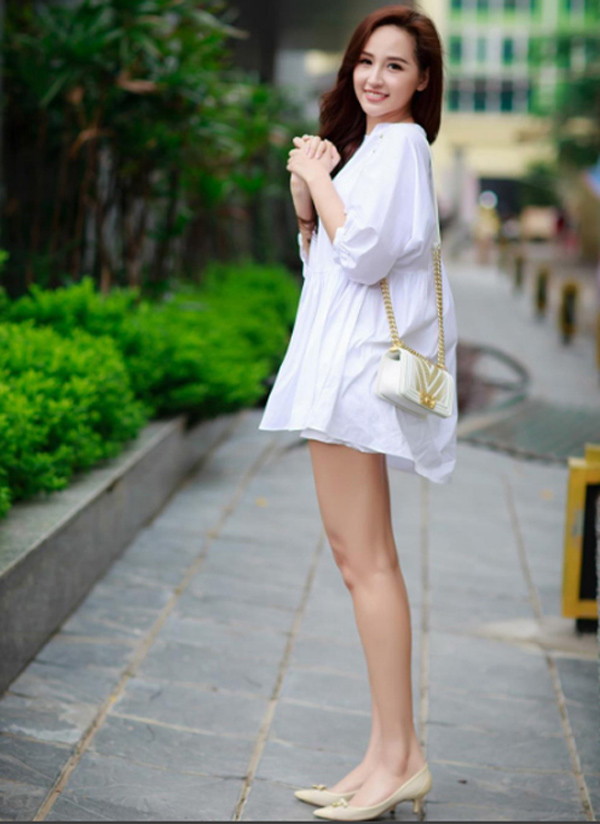 Mặc sơ mi trắng, Mai Phương Thúy rất tích cực lăng xê mốt giấu quần. Lên đồ theo cách này, người đẹp khoe được đôi chân dài trứ danh trong khi phần thân trên vẫn đảm bảo kín đáo.