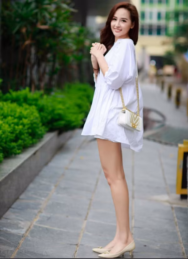 Mặc sơ mi trắng, Mai Phương Thúy rất tích cực lăng xê mốt giấu quần. Lên đồ theo cách này, người đẹp khoe được đôi chân dài trứ danh trong khi phần thân trên vẫn đảm bảo kín đáo.