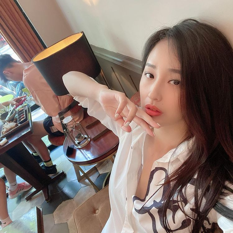 Tùy vào hoàn cảnh xuất hiện, Mai Phương Thúy sẽ cân nhắc độ hở phù hợp. Nếu lộ diện trước đám đông, mỹ nhân sinh năm 1988 chỉ để buông một vài hàng cúc đầu. Cách làm này vừa khoe được đường cong cơ thể mà không lo hớ.