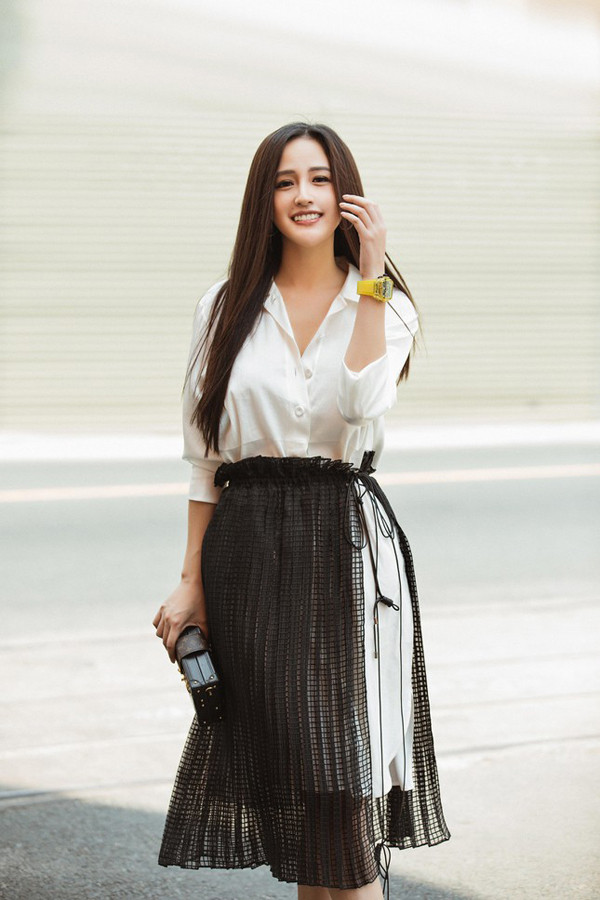 Những chiếc sơ mi trắng trước đây thường được xem là thiết kế nhàm chán, cứng nhắc. Khi vào tay cô, chúng trở nên mềm mại, sexy “hút mắt” người nhìn.