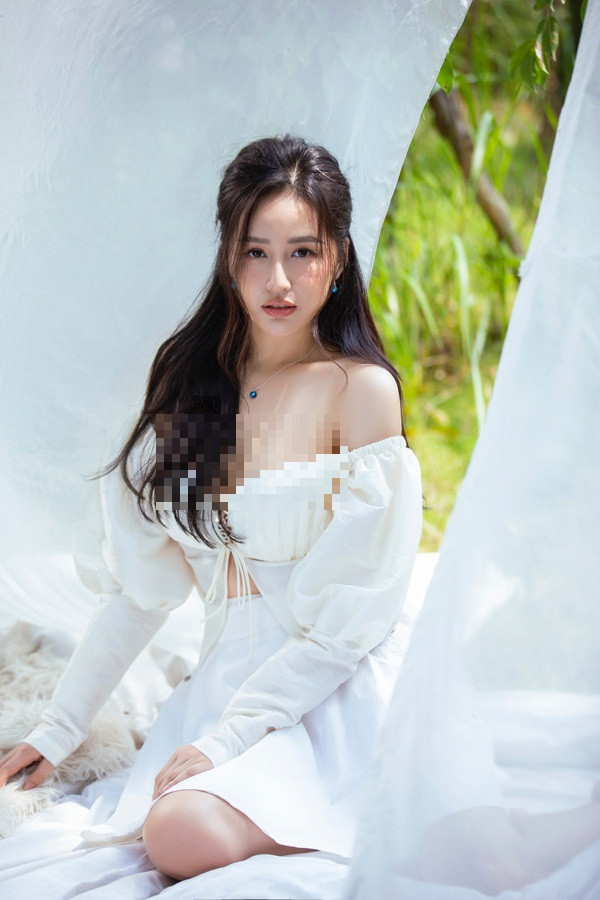 Thay vì mặc sơ mi theo cách “phổ thông”, Hoa hậu Việt Nam 2006 mạnh dạn biến tấu item thành phong cách sexy, quyến rũ bằng cách kéo lệch vai áo.