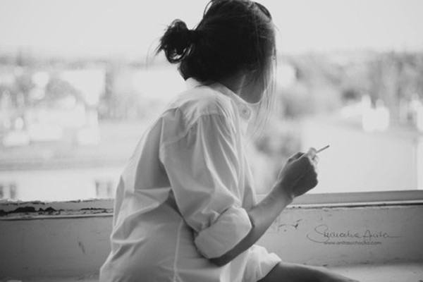 Hút thuốc: Thuốc lá chứa hàng ngàn độc tố, uy hiếp nghiêm trọng sức khỏe người dùng. Trong khi đó, thể trạng phụ nữ kỳ kinh nguyệt rất yếu, lại chịu sự “tấn công” từ những chất có hại sẽ rất nguy hại. Mặt khác, độc tố trong thuốc cũng khiến tình trạng đau bụng kinh của chị em vốn đã khó chịu sẽ càng trở nên trầm trọng hơn.