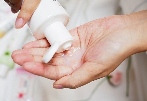 Thụt rửa sâu: Cảm giác ẩm ướt trong kỳ kinh nguyệt khiến nhiều người khó chịu, muốn xối nước để làm sạch. Thực tế, vệ sinh vùng kín là điều cần thiết, song thụt rửa sâu lại rất gây hại.