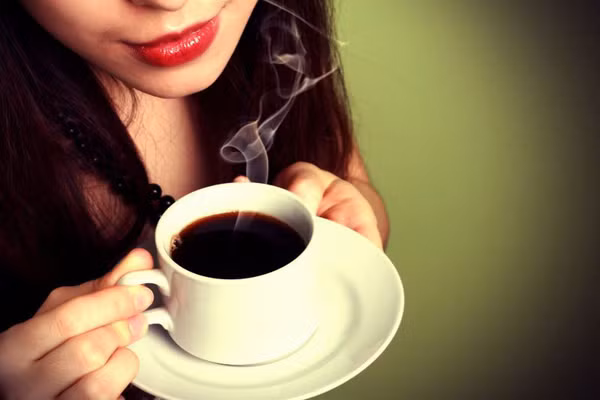 Uống nhiều cà phê: Cà phê là thức uống tuyệt vời giúp bạn tỉnh táo, tập trung vào công việc. Tuy nhiên, loại đồ uống này lại là ý tưởng tồi cho bạn gái những ngày “đèn đỏ”. Cụ thể, hàm lượng caffein cao trong cà phê có thể khiến bạn cảm thấy đau hơn. Nó cũng là nguyên nhân khiến bạn khó chịu khi ngực trở nên căng cứng.