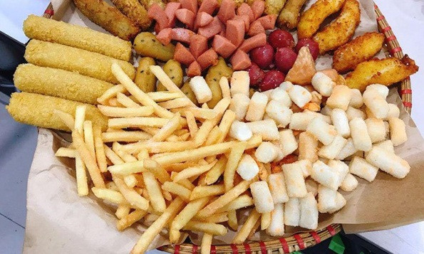 Ăn vặt: Bỏ bữa rất có hại song ăn vặt cũng không được khuyến khích. Nguyên nhân bởi đồ chế biến sẵn thường chứa rất nhiều muối và đường. Các thành phần này đều khiến tâm trạng không tốt, cơ thể khó chịu hơn. Ảnh minh họa.