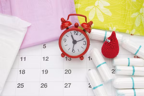  Ngày “đèn đỏ”, phụ nữ dễ đối diện tình trạng đầy hơi khó chịu, chuột rút và tâm trạng thất thường. Đây là những phản ứng sinh lý bình thường, tùy từng người có mức độ khác nhau. Tuy nhiên, tình trạng có thể trầm trọng hơn nếu bạn gái làm những việc dưới đây. Ảnh minh họa.