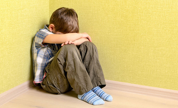 Sống thu mình: Trẻ con chưa suy nghĩ thấu đáo, khi bị bắt nạt vô cớ, chúng có xu hướng cho rằng bản thân mình làm sai nên chịu cách cư xử thô bạo của bạn bè. Kết quả là trẻ hoài nghi giá trị bản thân, trở nên tự ti, thu mình với mọi người.