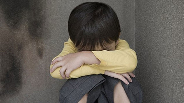 Biểu hiện của tình trạng này là trẻ thường đi cúi đầu, giọng nói yếu ớt, lảng tránh giao tiếp nếu không được nhắc tên.