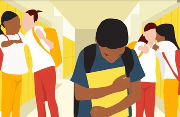 Để giảm nguy cơ con bị bắt nạt, bố mẹ nên giải thích cặn kẽ cho trẻ hiểu thế nào là hành động xấu. Bằng cách này, trẻ sẽ biết khi nào mình là nạn nhân, có cách xử lý hoặc nhờ sự hỗ trợ của người lớn.