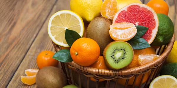 Trái cây có múi: Các loại trái cây có múi chứa nhiều collagen rất hữu ích trong việc bảo vệ nướu. Vậy nhưng, chúng cũng chứa lượng lớn axit có thể làm mềm, mòn men răng. Một khi mất đi lớp men bảo vệ, răng sẽ dễ bị thâm nhập bởi các loại vi khuẩn gây hại.