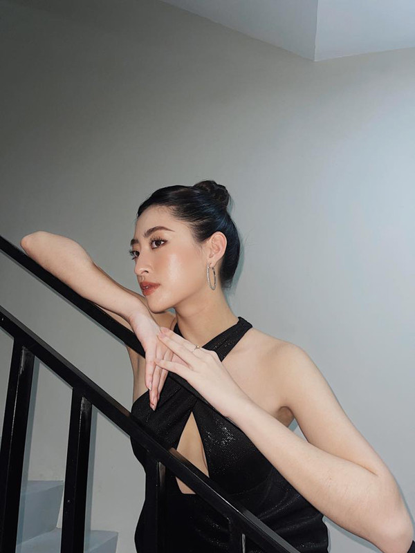 Ưu ái thời trang nữ tính không đồng nghĩa với việc nàng hậu đóng khung hình ảnh, một màu. Đôi khi, Lương Thùy Linh có sự thay đổi để làm mới mình, mặc áo thiếu vải khoe đường nét gợi cảm. Ảnh: FBNV