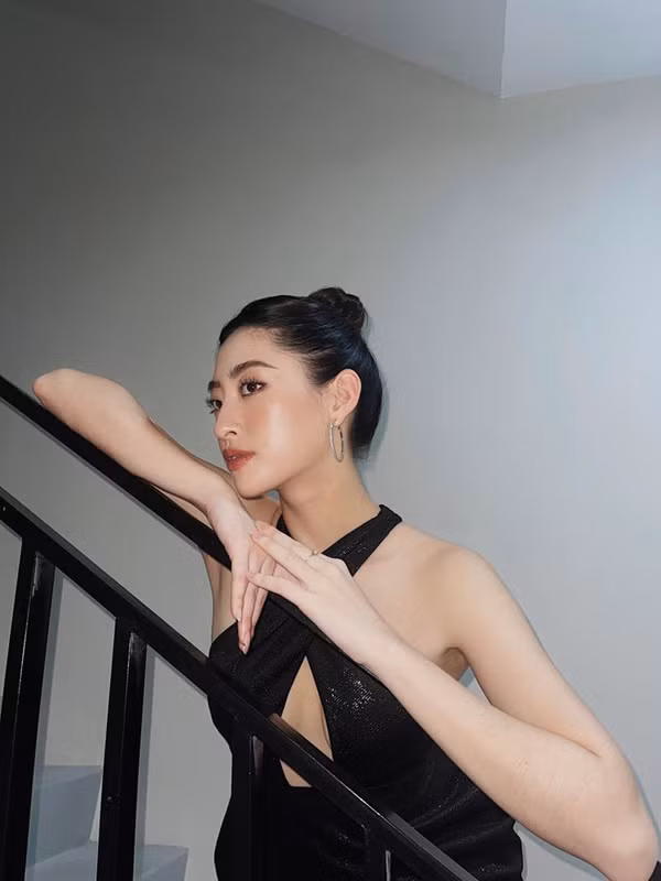 Ưu ái thời trang nữ tính không đồng nghĩa với việc nàng hậu đóng khung hình ảnh, một màu. Đôi khi, Lương Thùy Linh có sự thay đổi để làm mới mình, mặc áo thiếu vải khoe đường nét gợi cảm. Ảnh: FBNV