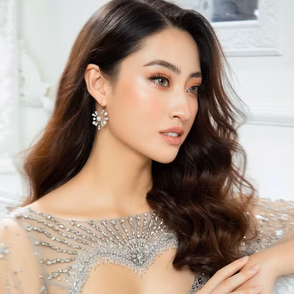  Hoa hậu Lương Thùy Linh (sinh năm 2000) đăng quang ngôi vị Hoa hậu Thế giới Việt Nam 2019. Kể từ khi giành được vương miện, người đẹp Cao Bằng ghi điểm trong mắt người hâm mộ bởi gu thời trang trẻ trung, nữ tính. Ảnh: FBNV