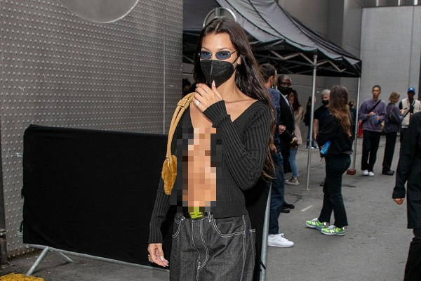 Điểm nhấn móc nhỏ hình logo cho phép người mặc phô diễn vẻ đẹp hình thể trời cho của mình. Chiếc áo vừa gợi cảm vừa cổ điển, cá tính khiến nhiều ngôi sao đình đám như Bella Hadid, Kendall Jenner, Jennie... hết lòng lăng xê. Ảnh: Getty