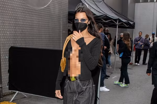 Điểm nhấn móc nhỏ hình logo cho phép người mặc phô diễn vẻ đẹp hình thể trời cho của mình. Chiếc áo vừa gợi cảm vừa cổ điển, cá tính khiến nhiều ngôi sao đình đám như Bella Hadid, Kendall Jenner, Jennie... hết lòng lăng xê. Ảnh: Getty