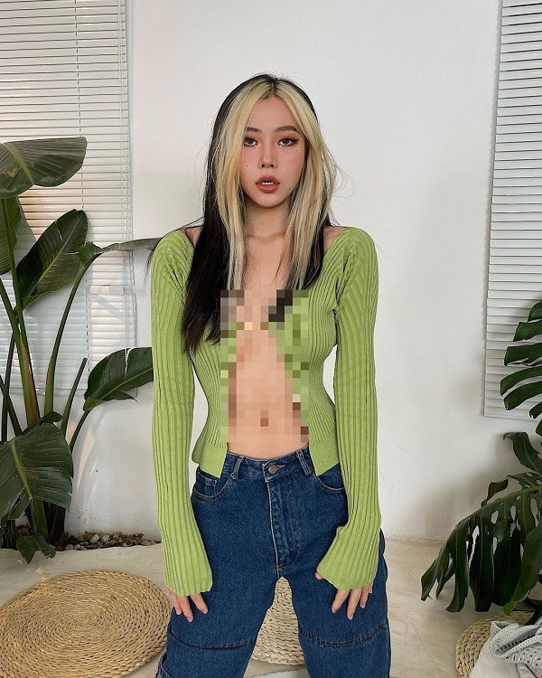 Nếu thích theo mốt “thả rông”, chị em nên nhờ tới sự trợ giúp của loại băng dính 2 mặt chuyên dụng trong thời trang để cố định da thịt với trang phục, tránh các sự cố đáng tiếc. Ảnh: @seayoy_, @bysheree