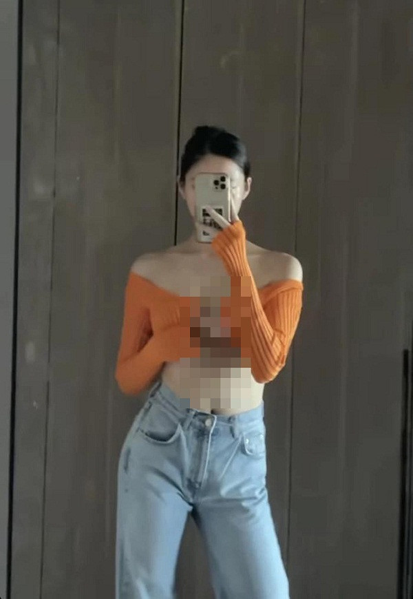 Gần đây nhất, bông hậu mạnh dạn diện mẫu áo cardigan croptop dáng ngắn đến từ thương hiệu thời trang Jacquemus. Thiết kế dáng ngắn có giá 270 USD (hơn 6 triệu đồng). Ảnh: IGNV