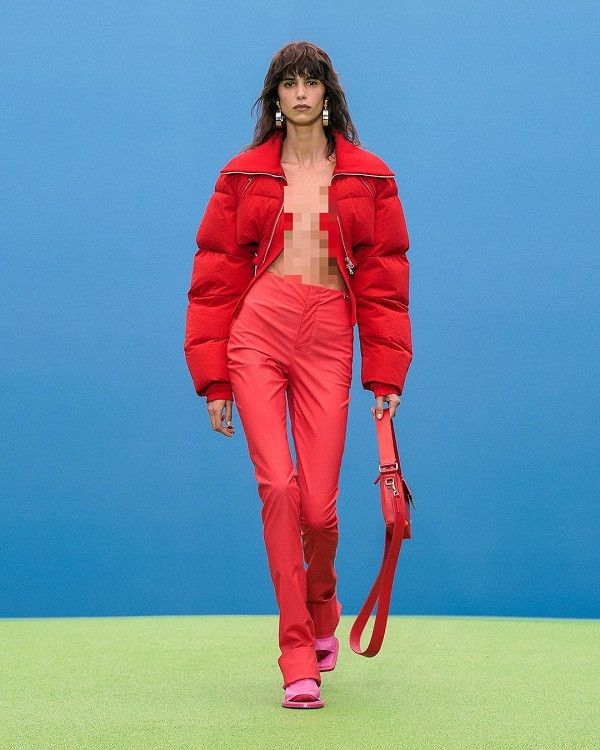 Thiết kế nhỏ gọn cũng có thể kết hợp với áo khoác ngoài như người mẫu của hãng. Khi lên set đồ này, bạn gái có thể thoải mái vận động, không cần chú ý che chắn quá mức.