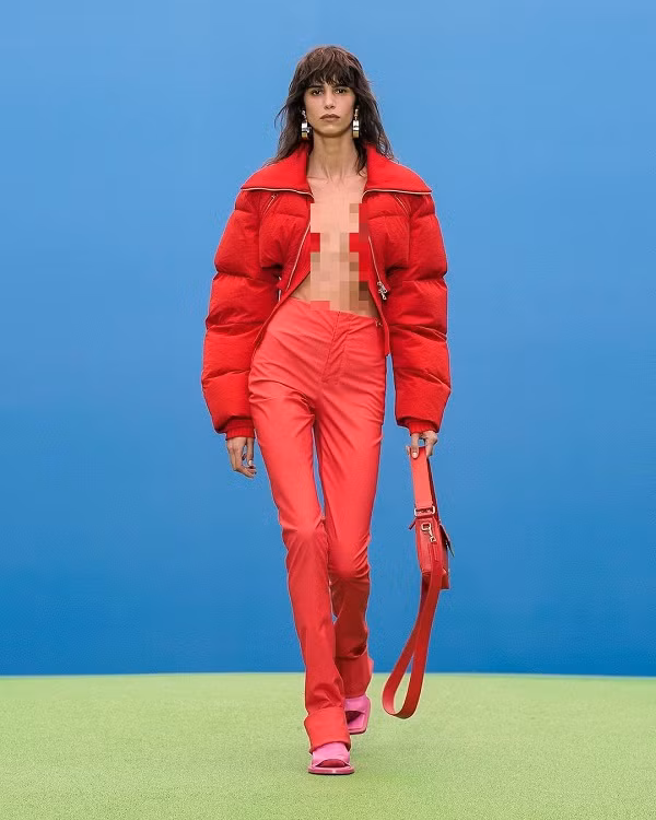 Thiết kế nhỏ gọn cũng có thể kết hợp với áo khoác ngoài như người mẫu của hãng. Khi lên set đồ này, bạn gái có thể thoải mái vận động, không cần chú ý che chắn quá mức.