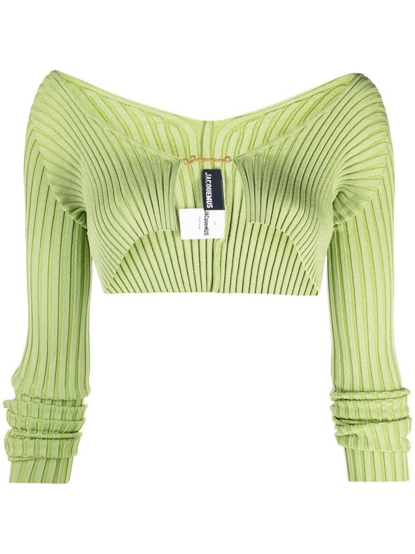 Tôn dáng là vậy song không phải ai mặc thiết kế của nhà mốt Jacquemus cũng được khen. Như trường hợp của Hoa hậu Lương Thùy Linh, bên cạnh những lời có cánh về thân hình gợi cảm, nhiều ý kiến cho rằng cô mặc hở quá đà, thậm chí bị gắn mác gái “hư”.