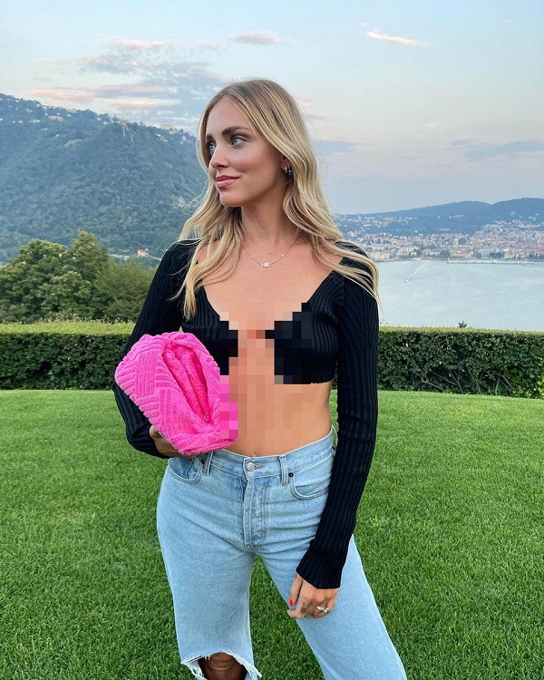 Bạn biết gì về chiếc "áo thiếu vải" này? Mang dáng vẻ của chiếc cardigan croptop thông thường song item này thú vị ở chỗ thay vì đính khuy hoặc buộc dây cố định hai vạt như thường thấy, nó được đính bằng 1 chiếc charm nhỏ xíu hình logo nhãn hàng. Ảnh: @chiaraferragni.