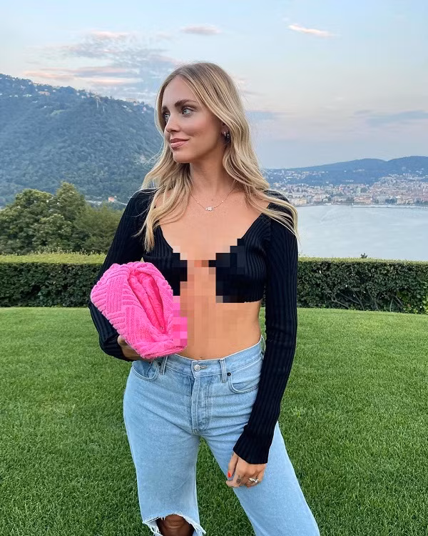 Bạn biết gì về chiếc "áo thiếu vải" này? Mang dáng vẻ của chiếc cardigan croptop thông thường song item này thú vị ở chỗ thay vì đính khuy hoặc buộc dây cố định hai vạt như thường thấy, nó được đính bằng 1 chiếc charm nhỏ xíu hình logo nhãn hàng. Ảnh: @chiaraferragni.