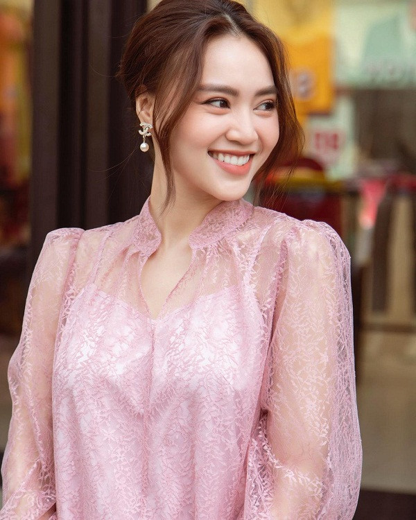 Không chỉ chú ý đến kiểu dáng trang phục, Lan Ngọc còn thể hiện sự khéo léo khi kết hợp phụ kiện tối giản.