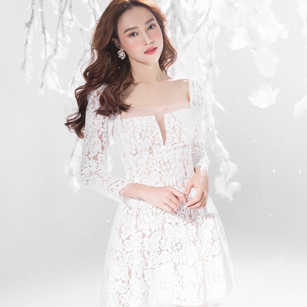 Một bí quyết mặc đồ xuyên thấu đẹp khác của Lan Ngọc là cô rất biết tiết chế. Khi mặc loại trang phục này, diễn viên "Mối tình đầu của tôi" thường ưu tiên kiểu dáng tối giản, hướng sự chú ý của người nhìn vào những khoảng hở có tính toán.