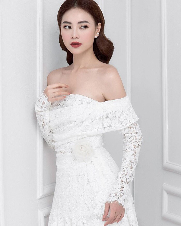 Thường xuyên xuất hiện với gu thời trang nữ tính, rất ít khi “ngọc nữ” màn ảnh Việt diện trang phục gợi cảm. Vậy nhưng một khi sexy, Ninh Dương Lan Ngọc khiến người hâm mộ không khỏi u mê bởi nhan sắc và vóc dáng hoàn hảo của cô. (Ảnh: FBNV)