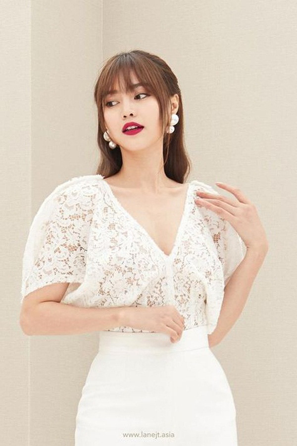 Đôi khi Ninh Dương Lan Ngọc tận dụng lớp vải nude bên trong khi mặc thiết kế ren xuyên thấu. Lớp layer nude này góp phần tạo sự kín đáo mà không phá vỡ vẻ sexy của trang phục.