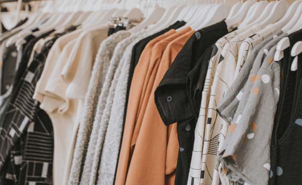 Formaldehyde có tính chất dễ bay hơi, có thể hòa tan trong nước. Do vậy, quần áo mới mua nên giặt sạch, phơi nắng để giảm dần lượng hóa chất tồn dư, không gây hại sức khỏe.