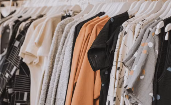 Formaldehyde có tính chất dễ bay hơi, có thể hòa tan trong nước. Do vậy, quần áo mới mua nên giặt sạch, phơi nắng để giảm dần lượng hóa chất tồn dư, không gây hại sức khỏe.