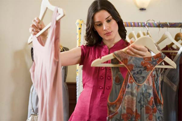 Chưa kể, sản phẩm khi được bày bán sẽ có rất nhiều người thử. Quá trình này khiến quần áo bám dính mồ hôi, vi khuẩn của họ.