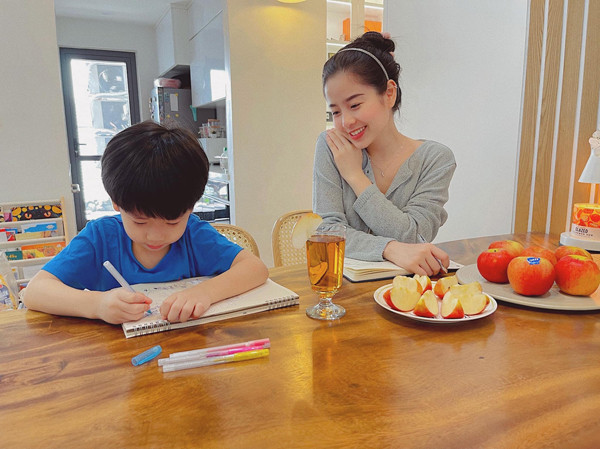 Đôi khi, Nam Thương khoác lên người set đồ sang chảnh, “đốn gục” ánh nhìn không kém cạnh những mỹ nhân nổi tiếng.