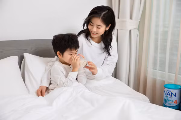 Là mẹ của hai con, Nam Thương cũng có sự thay đổi dần về phong cách thời trang. Nếu như thời con gái, mỹ nhân 9X thường xuất hiện với những thiết kế bồng xòe có hơi hướng tiểu thư kiêu kỳ thì nay gu thời trang của cô ngày càng trưởng thành.