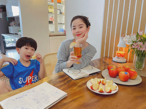 Mẹ bầu cũng duy trì được làn da trắng hồng, mịn màng đáng ngưỡng mộ.