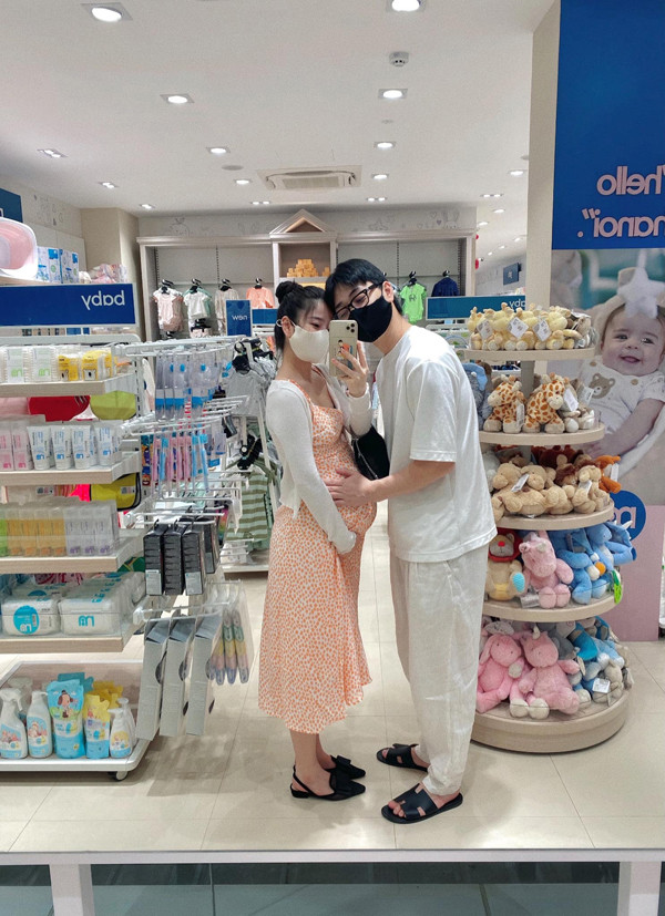 Giống như lần mang thai trước, Nam Thương không tăng cân nhiều. Dù trong những ngày cuối thai kỳ, chân tay mẹ bầu không hề có dấu hiệu sưng phù thường thấy.