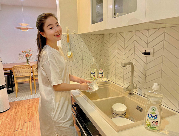 Sở hữu gương mặt bầu bĩnh đáng yêu, Nam Thương thường chọn mặc những set váy tôn lên vẻ nữ tính của cô.