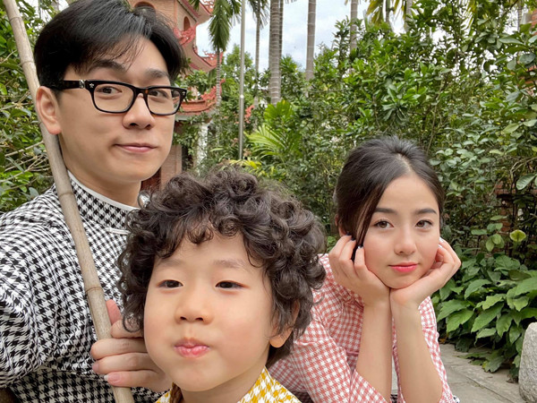 Gắn liền với trang phục thiên về phong cách trưởng thành không có nghĩa nhan sắc của Nam Thương trở nên “già chát”. Nhan sắc trời cho cùng sự kết hợp hài hòa mang đến cho hot mom vẻ đẹp mặn mà.