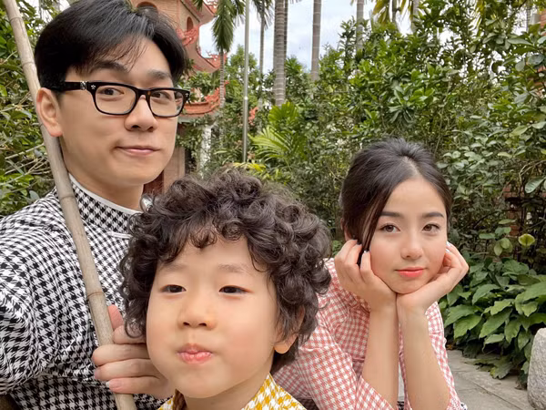 Gắn liền với trang phục thiên về phong cách trưởng thành không có nghĩa nhan sắc của Nam Thương trở nên “già chát”. Nhan sắc trời cho cùng sự kết hợp hài hòa mang đến cho hot mom vẻ đẹp mặn mà.