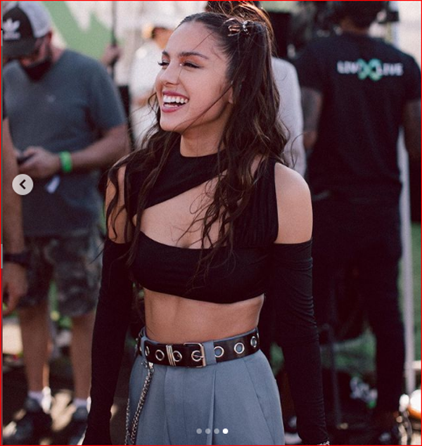 Olivia Rodrigo còn là nữ “tân binh” sáng giá của làng nhạc thế giới. Những bản hit của cô như Drivers License, Good 4 U và album đầu tay Sour mang lại thành công rực rỡ, khiến Olivia Rodrigo trở thành hiện tượng toàn cầu và được coi là một trong đại diện tiêu biểu của thế hệ Gen Z.