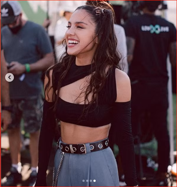 Olivia Rodrigo còn là nữ “tân binh” sáng giá của làng nhạc thế giới. Những bản hit của cô như Drivers License, Good 4 U và album đầu tay Sour mang lại thành công rực rỡ, khiến Olivia Rodrigo trở thành hiện tượng toàn cầu và được coi là một trong đại diện tiêu biểu của thế hệ Gen Z.