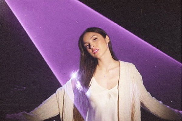 Có thể nói, ngoài việc “cao tay” phối đồ, bí quyết để người đẹp sinh năm 2003 “cân đẹp” hầu hết các loại thiết kế chính là thân hình chuẩn mẫu.