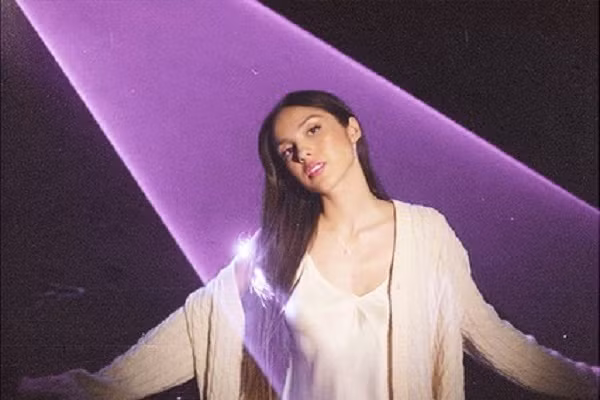 Có thể nói, ngoài việc “cao tay” phối đồ, bí quyết để người đẹp sinh năm 2003 “cân đẹp” hầu hết các loại thiết kế chính là thân hình chuẩn mẫu.