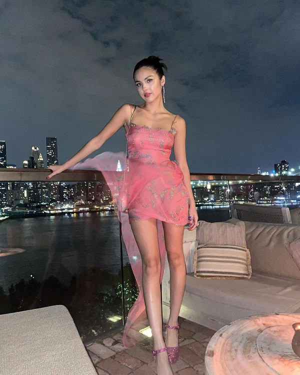 Như nhiều cô nàng thế hệ 2K khác, Olivia Rodrigo lựa chọn cho mình những set đồ trẻ trung, thể hiện cá tính đặc biệt.