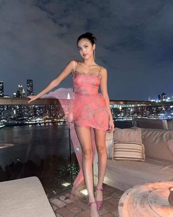 Như nhiều cô nàng thế hệ 2K khác, Olivia Rodrigo lựa chọn cho mình những set đồ trẻ trung, thể hiện cá tính đặc biệt.