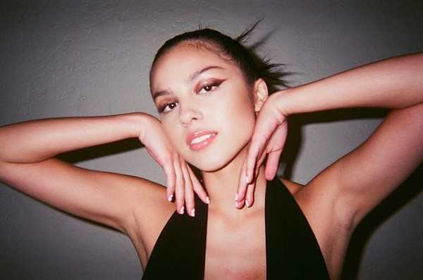 Không chỉ có sự nghiệp đáng nể, Olivia Rodrigo còn gây ấn tượng mạnh với người hâm mộ nhờ mang vẻ đẹp lai hiếm có. Được biết, cô sinh ra ở Mỹ nhưng mang trong mình tới 3 dòng máu là Philippines, Đức và Ireland. Đặc biệt, gu thời trang thời thượng, cá tính cũng là yếu tố khiến cái tên Olivia Rodrigo luôn được hâm nóng.