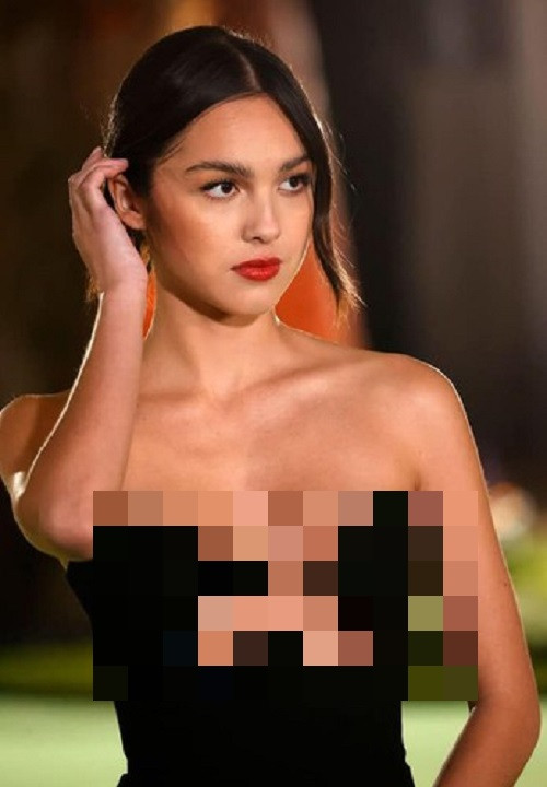 Sở hữu nhan sắc trời cho cùng màn lên đồ không thể xuất sắc hơn, Olivia Rodrigo dễ dàng chiếm spotlight giữa dàn hương sắc, ngôi sao kỳ cựu của Hollywood. Bộ đầm được đánh giá là sự “trở mình” thành công nhất của Olivia Rodrigo kể từ khi định hình phong cách thời trang sexy. So với lần xuất hiện tại Met Gala không mấy ấn tượng, diện mạo lần này của Olivia Rodrigo vô cùng hút mắt.